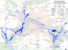 Graphische Karte vom Land Berlin und vom angrenzenden Brandenburg, in dem die Wasserwege farblich betont sind. Eine Legende oben rechts benennt die Wasserstraßen mit ihrer Länge.