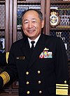 L'amiral Katsutoshi vu de face. Il porte un uniforme de parade.