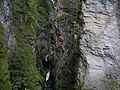 Blick in die obere Engstelle flussaufwärts (im Hintergrund der Steg über die Schlucht)