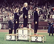 Marianne Werner, Kugelstoß-Fünfte, belegte Rang elf im Diskuswurf – auf dem Foto ganz rechts während der Siegerehrung als Silbermedaillengewinnerin im Kugelstoßen bei den Olympischen Spielen 1952