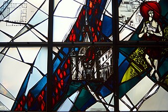 Gebrandschilderd raam van de ondergang van de kerk tijdens WO II