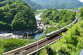 Shinano-Schnellzug zwischen Agematsu und Kuramoto