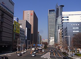 奥の左の茶色のビルが日本生命笹島ビル