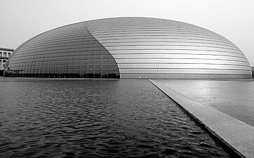 Dôme ellipsoïdal en titane et verre du centre national des Arts du spectacle de Pékin, Chine.