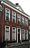 Huis met klassieke gevel met rechte kroonlijst en fronton