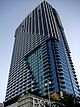 47-этажное здание прямоугольного сечения с рифленым цельностеклянным фасадом с первого этажа