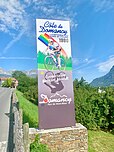 Panneau installé en hommage à Bernard Hinault, champion du monde 1980 sur le circuit de Sallanches, le plus difficile de l’histoire du cyclisme, en bas de la Côte de Domancy où le Breton avait construit sa victoire.