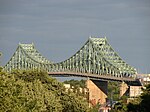 Un pont en porte à faux, avec un coucher de soleil en arrière-plan