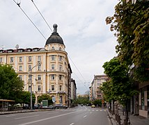 La rue de Rakovski, Au fond, l'édifice hébergeant une succursale de l'Unicredit Bulbank.