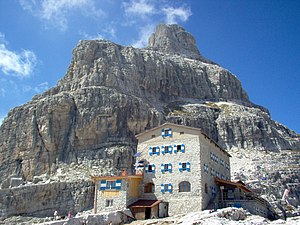 Das Rifugio Pedrotti mit der Cima Brenta Bassa