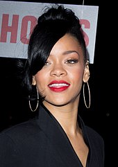 Rihanna yang tersenyum