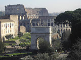 La Velia vue du Palatin, avec l'Arc de Titus qui en occupe le sommet.