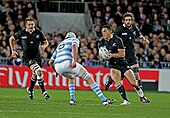 Photographie de quatre joueurs de rugby à XV durant un match