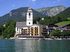 Parroquia de Sankt Wolfang, construida sobre la capilla del santo, a orillas de Wolfgangsee