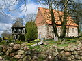 Friedhof, Umfassungsmauer (Trockenmauer) mit Toranlage, Grabmale und Gitterumzäunungen, Glockenstuhl