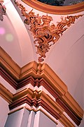 Detalle de cornisa, pilastra y pechina con adornos de rocalla y cúpula en el presbiterio de la iglesia parroquial de Sesga (Ademuz), 2017.