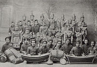 Сиамский театральный ансамбль около 1900.jpg