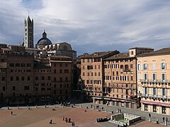 Siena, la Costarella, con Fonte Gaia e il Duomo