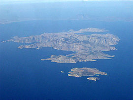 Вид на Сими с прибрежным участком Нимос в правом верхнем углу