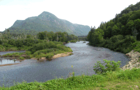 Montagne de la Sautauriski vue de la confluence de la rivière Sautauriski et de la rivière Jacques-Cartier.