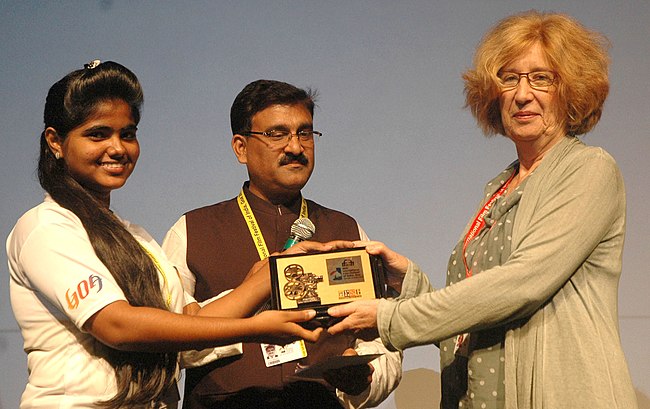 The Director Julia Vargas being felicitated at the 46th International Film Festival of India (IFFI-2015), in Panaji, Goa on November 29, 2015.jpg