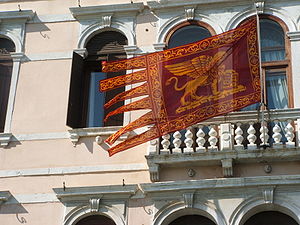 De vlag van de Republiek Venetië op een paleis aan het Canal Grande