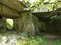 Carrière de calcaire abandonnée en bordure du GR 36, au nord du lieu-dit la Salle.