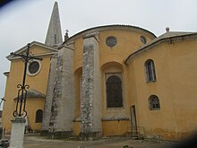 vue extérieure de l'église de Givry : de la sacristie à droite au clocher à gauche