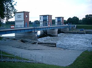 Fischtreppe im Vordergrund, Kahnschleuse hinten