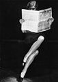 Donna che legge un giornale ca. 1932