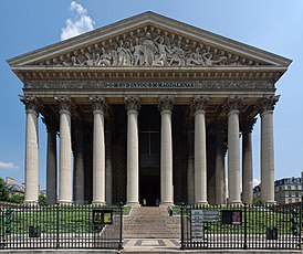 Строгий и монументальный портик храма перекликается с фасадом Бурбонского дворца на противоположном берегу Сены