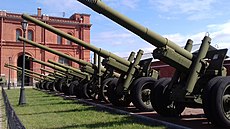 МЛ-20 (крайняя справа) в Музее артиллерии г. Санкт-Петербург