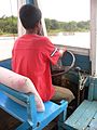 水上生活において子供もボートの運転など労働力となっている。