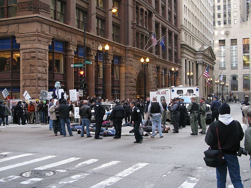 美國芝加哥氣候正義組織在芝加哥碳交易大樓前抗議碳交易立法；圖片來源：wikipedia
