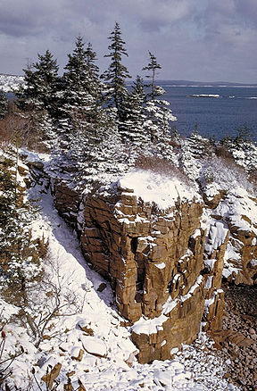 Felsiger Küstenabschnitt im Winter