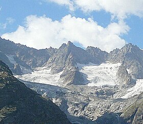 L'aiguille Savoie dominant le glacier de Triolet vus depuis le sud-est en Italie.