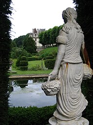 Le château vu des jardins.