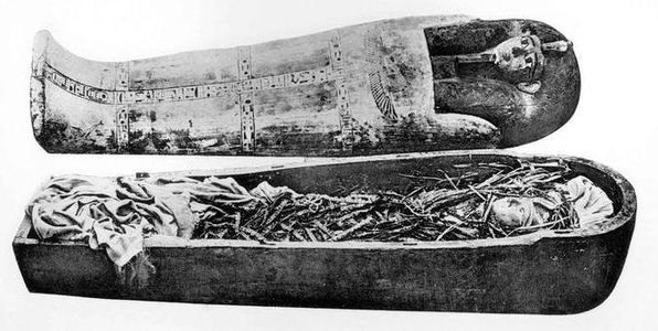 Sarcofaag met mummie van farao Amenhotep I Vindplaats in DB 320, westoever van de Nijl bij Luxor