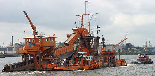 Drague à godets dans le port de Hambourg.