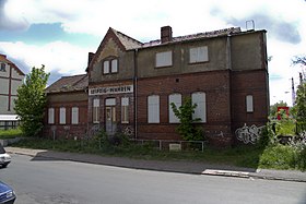 Das ehemalige Empfangsgebäude an der Pater-Gordian-Straße, der Zugang zum Bahnsteig liegt heute links davon. (2012)