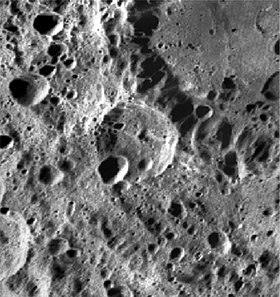 Снимок зонда Lunar Reconnaissance Orbiter. Беляев — около центра; вверху справа — Море Москвы.