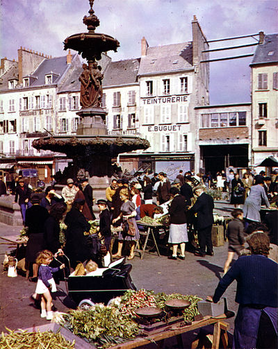 La fontaine Mouchel et la place du Château un jour de marché en 1944