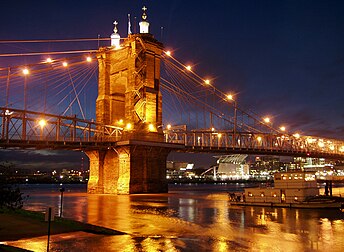 Le pont suspendu John A. Roebling, enjambant la rivière Ohio et reliant Covington à Cincinnati (États-Unis). (définition réelle 2 603 × 1 906*)