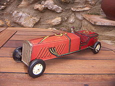 Octubre (2): Cotxe de joguina clàssic fet de llauna i amb un mecanisme de corda