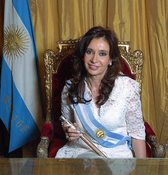 File:Cristina Fernández de Kirchner - Foto Oficial 2.jpg