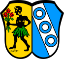Gemeinde Unterpleichfeld Gespalten von Gold und Blau; vorne ein schwarzer Mohr mit grünem Federschurz, der in der Rechten einen Strauß mit drei roten Rosen an grünen Stängeln hält; hinten ein silberner, mit drei blauen Ringen belegter Schrägbalken.