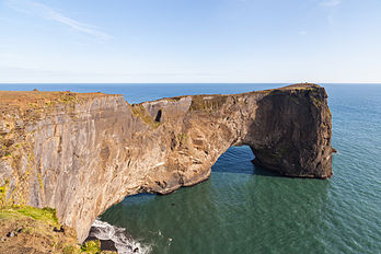 Arco de Dyrhólaey, resultante da erosão marinha no basalto negro até formar um arco de 120 m de altura, que serve também de santuário de pássaros, em Suðurland, Islândia. (definição 5 615 × 3 743)