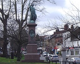 Staty vid High Street i Esher