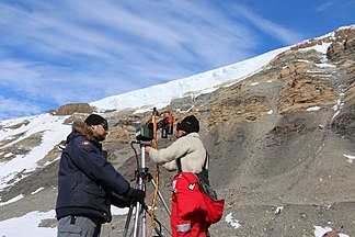 Wissenschaftler der GANOVEX XI bei Arbeiten am DeGoes-Kliff im Dezember 2015