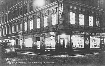 Hörnet Drottninggatan / Fredsgatan på 1910-talet med C.G. Hallberg's och Hotel d'Angleterre (till vänster).